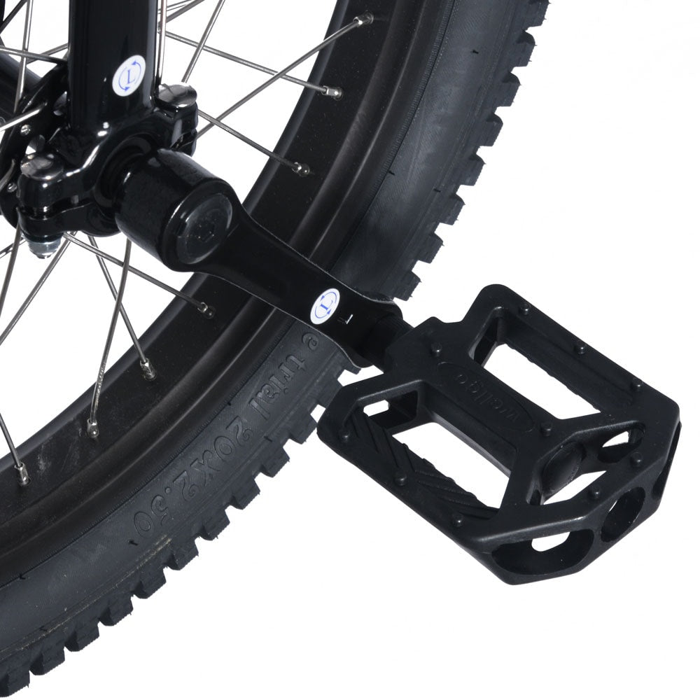 Närbild på pedalerna på Club Trials 19″ trialenhjuling, utformade för optimal kontroll och balans.