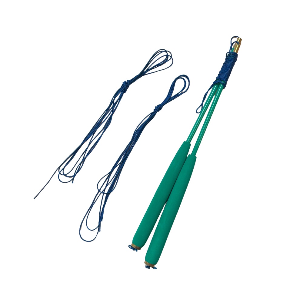 Par diabolo-handpinnar med gröna skumhandtag och omvirad blå topp, samt två nystan blått reservsnöre