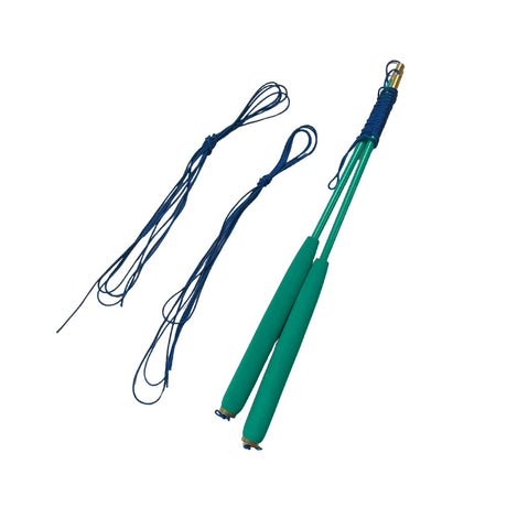 Par diabolo-handpinnar med gröna skumhandtag och omvirad blå topp, samt två nystan blått reservsnöre