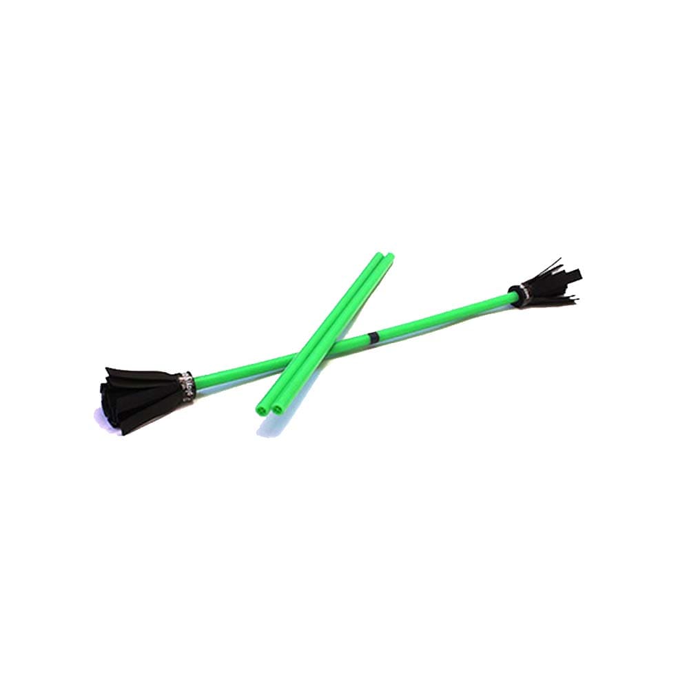 Grön Flowerstick från Play Juggling med svarta gummitofsar, korslagd med ett par gröna handpinnar