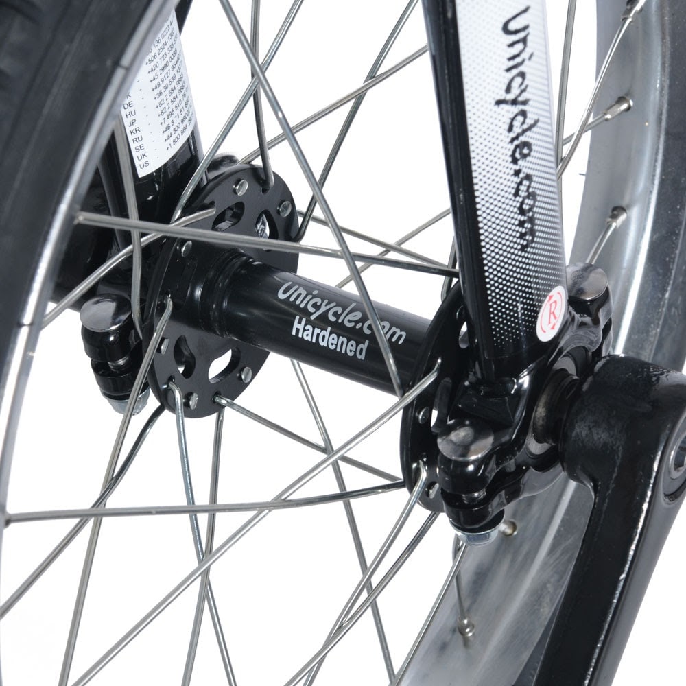 Närbild på svart nav märkt "Unicycle.com Hardened" och svart gaffel på en enhjuling. Visar nav, ekrar och vevarmens fäste