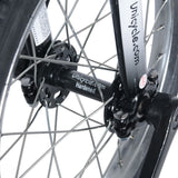Närbild på svart nav märkt "Unicycle.com Hardened" och svart gaffel på en enhjuling. Visar nav, ekrar och vevarmens fäste