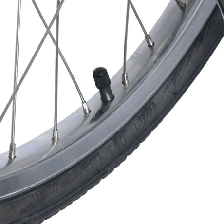 Närbild på ett cykeldäck (storlek 20x1.75), grå fälg, silverekrar och svart ventil