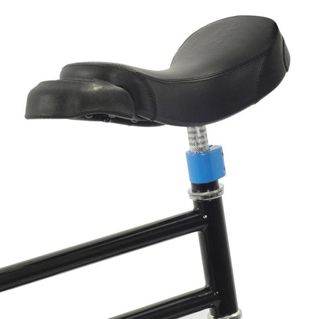 Svart, ergonomisk cykelsadel på svart ram. Visar en ljusblå sadelklämma som fäster sadelstolpen i ramen