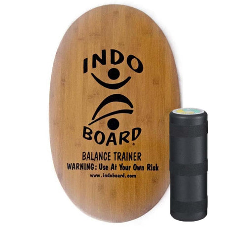 Oval Indo Board balansbräda (deck) i naturlig bambu med svart logotyp, komplett med den svarta rullen