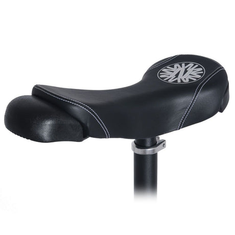 Sadel med platt ovansida och handtag på Nimbus Equinox Pro enhjuling – designad för freestyle