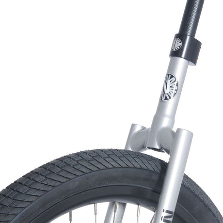 Detaljbild på Nimbus 24" enhjulingsgaffel i silver/grå finish med Nimbus-logotyp, sadelstolpsklämma och däckets mönster