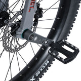 Nimbus plastpedal med metallpins för säkert grepp på Hatchet 29 tums MUni enhjuling