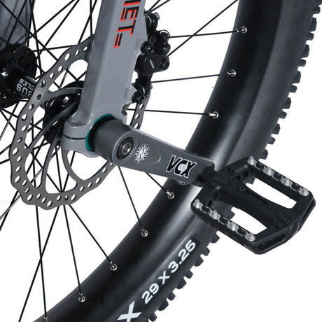 Nimbus plastpedal med metallpins för säkert grepp på Hatchet 29 tums MUni enhjuling