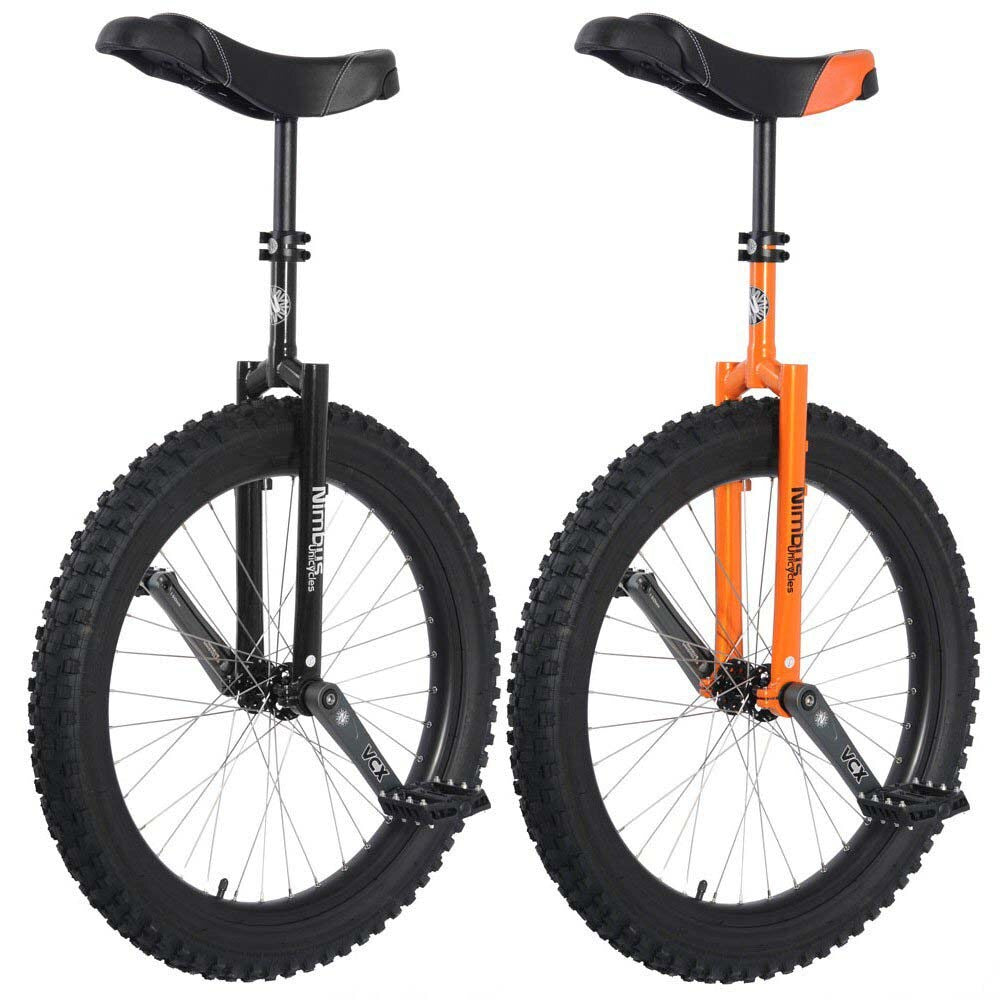 Två Nimbus Muni 24 tums enhjulingar, en svart och en orange. Båda har tjockt terrängdäck, Nimbus-sadel och VCX-vevarmar