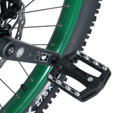 Svarta plastpedaler med metallpinnar för maximalt grepp på Nimbus Oracle MUni 27.5 tums enhjuling