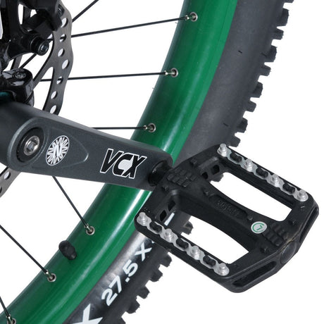 Svarta plastpedaler med metallpinnar för maximalt grepp på Nimbus Oracle MUni 27.5 tums enhjuling