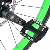 Pedal i plast med metallpinnar på Nimbus Oracle Road 36 tums enhjuling – säkert grepp för långdistans