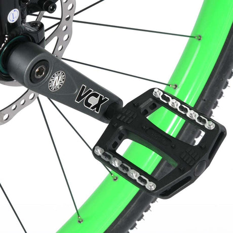 Pedal i plast med metallpinnar på Nimbus Oracle Road 36 tums enhjuling – säkert grepp för långdistans