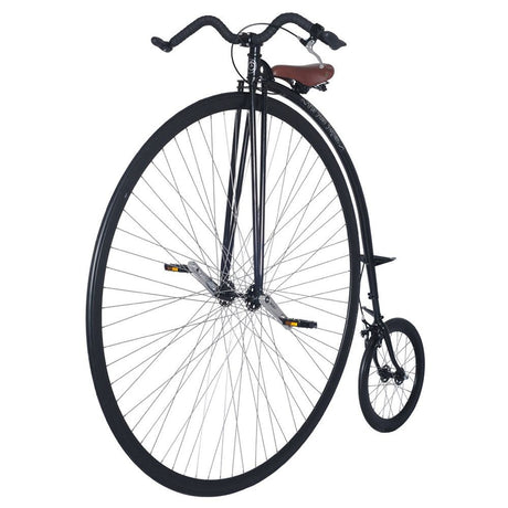 UDC Mk5 Penny Farthing höghjuling i svart. Visar det stora framhjulet, lilla bakhjulet, det bruna sätet och det svarta styret
