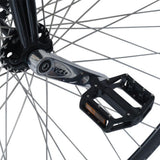 Närbild på höghjulingens nav och vevarm. Visar Nimbus VCX Plus-vevarmar i polerat stål och svarta aluminiumpedaler med dubbar