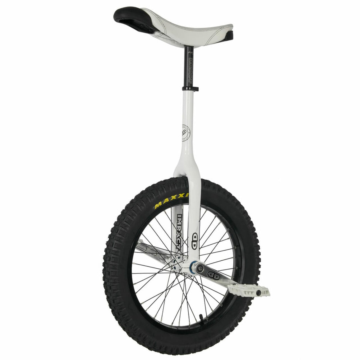 Vit Impact enhjuling med svart Maxxis-däck, svart sadel och vita plattformspedaler. Gaffeln är vit och har Impact-märkning