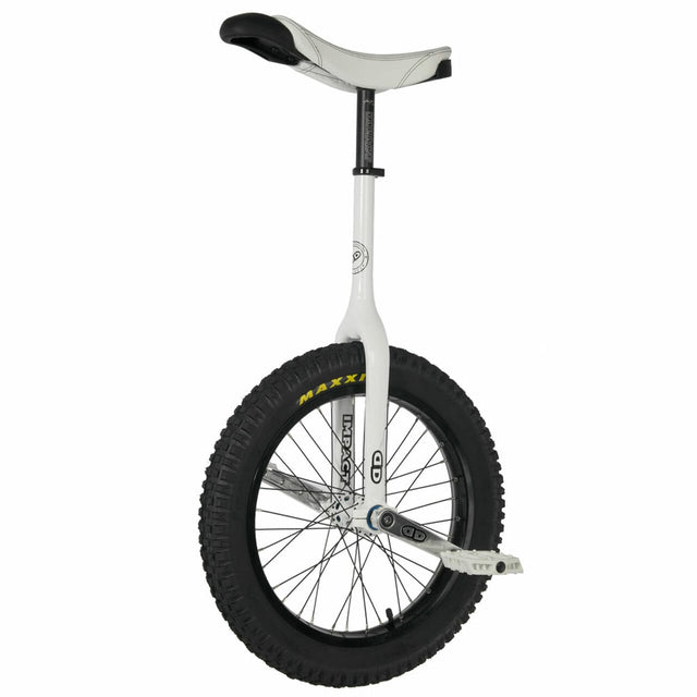 Vit Impact enhjuling med svart Maxxis-däck, svart sadel och vita plattformspedaler. Gaffeln är vit och har Impact-märkning