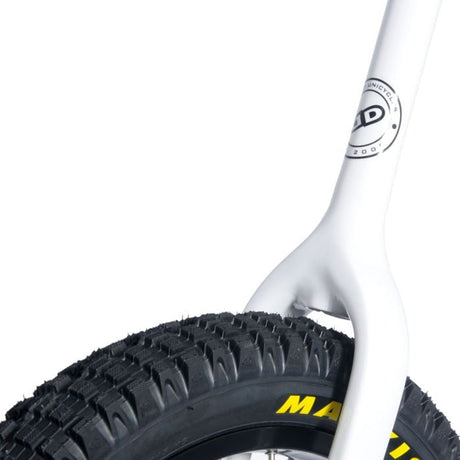 Närbild på den vita, smala enhjulingsgaffeln som går runt ett svart Maxxis-däck med grovt mönster. Visar navets logotyp