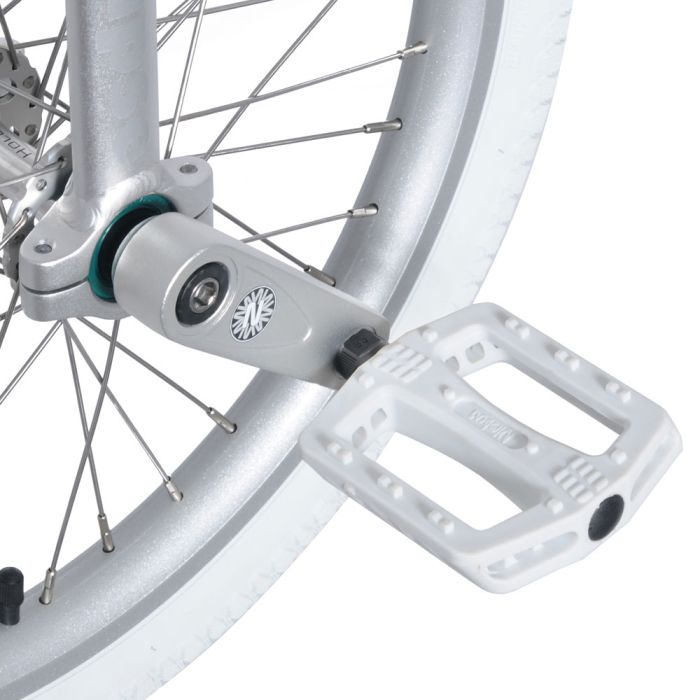 Vita plastpedaler från Nimbus på en Eclipse Pro 20" freestyle enhjuling – lätta och greppvänliga