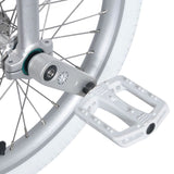 Vita plastpedaler från Nimbus på en Eclipse Pro 20" freestyle enhjuling – lätta och greppvänliga