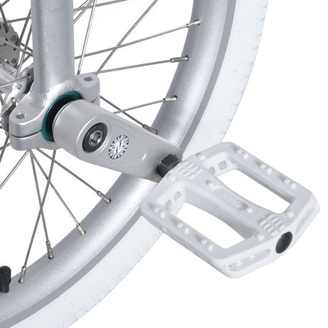 Vita plastpedaler från Nimbus på en Eclipse Pro 20" freestyle enhjuling – lätta och greppvänliga