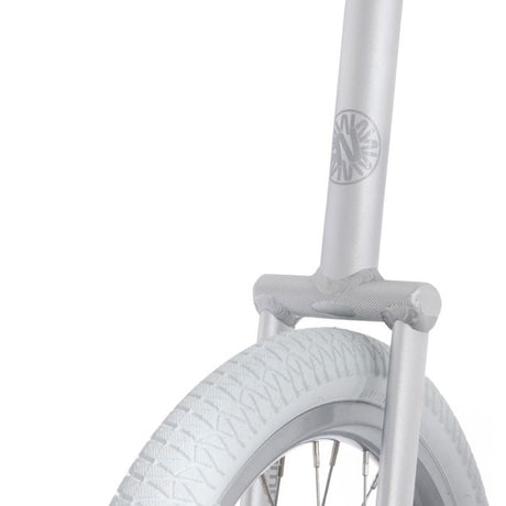 Närbild på den starka, lätta ramen i aluminium på Nimbus Eclipse Pro 20" enhjuling för freestyle