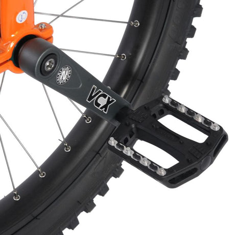 Grova plastpedaler med metallpinnar för maximalt grepp på Nimbus MUni 24" enhjuling