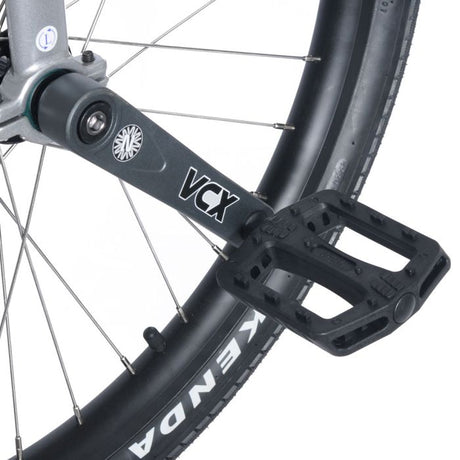 Närbild på den robusta pedalen och vevarmen med ISIS-infästning på Nimbus II 26" enhjuling