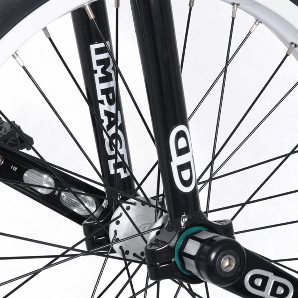 Ram på Impact Sylph 20" – svart, lätt och formad för freestyle