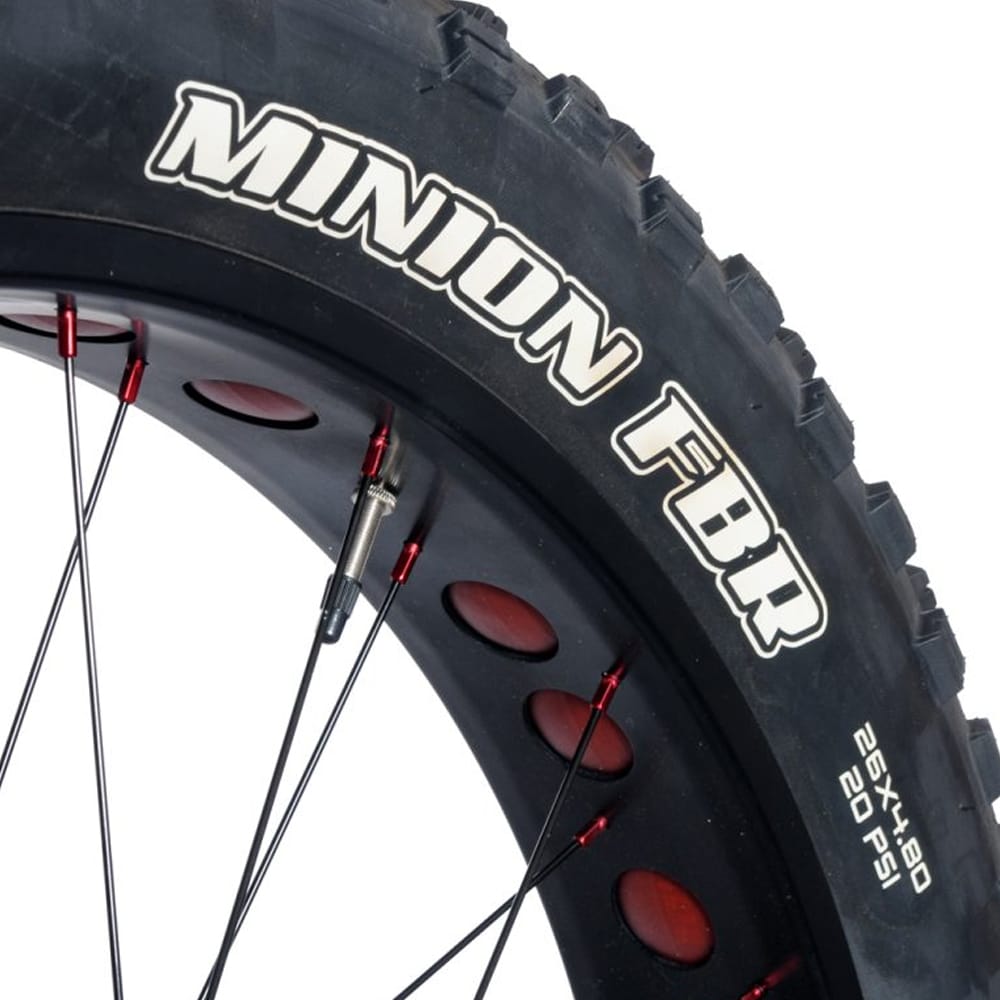 Däck på Nimbus Hatchet 26″ – extra brett 4,8″-däck med grovt mönster för maximalt grepp i terräng.