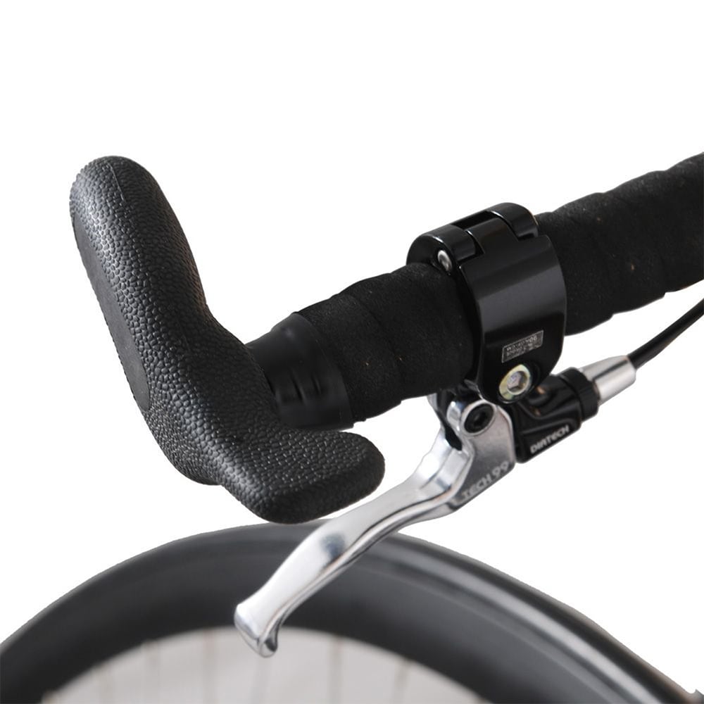 Närbild på höghjulingens styre med ergonomiskt svart grepp och Tektro-liknande silverfärgat bromshandtag